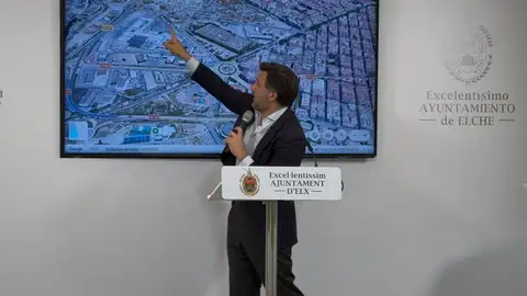 El alcalde de Elche Pablo Ruz explicando el proyecto. El alcalde de Elche Pablo Ruz explicando el proyecto.