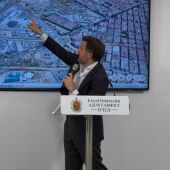 El alcalde de Elche Pablo Ruz explicando el proyecto.