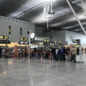 El aeropuerto de Santiago cae un 29,8% en febrero, Vigo baja un 4,4%, mientras A Coruña sube un 0,3%