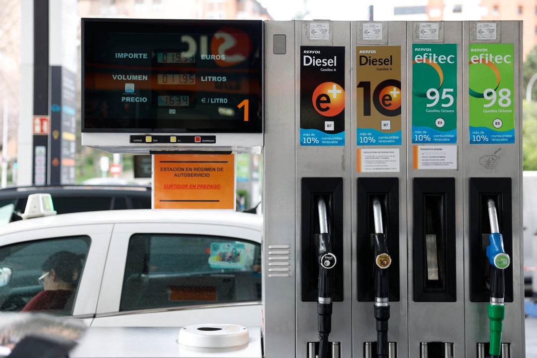 Por qué ha subido tanto el diésel y la gasolina: ya está a más de 2 euros el litro en algunas gasolineras Por qué ha subido tanto el diésel y la gasolina: ya está a más de 2 euros el litro en algunas gasolineras