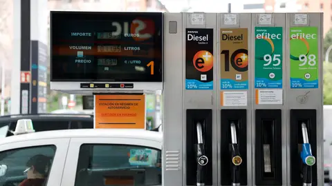 Vista de una gasolinera en Madrid este martes. Por qué ha subido tanto el diésel y la gasolina: ya está a más de 2 euros el litro en algunas gasolineras