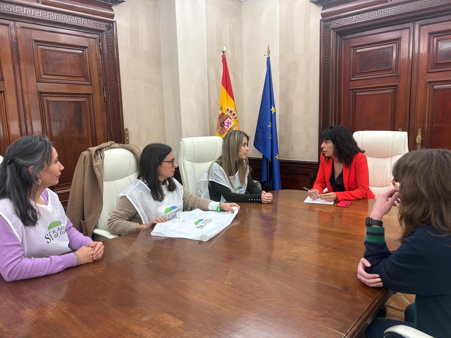 "Mujeres por Almaraz" trasladan a la ministra de Igualdad la necesidad de prolongar la vida de la central "Mujeres por Almaraz" trasladan a la ministra de Igualdad la necesidad de prolongar la vida de la central