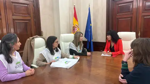 "Mujeres por Almaraz" trasladan a la ministra de Igualdad la necesidad de prolongar la vida de la central "Mujeres por Almaraz" trasladan a la ministra de Igualdad la necesidad de prolongar la vida de la central
