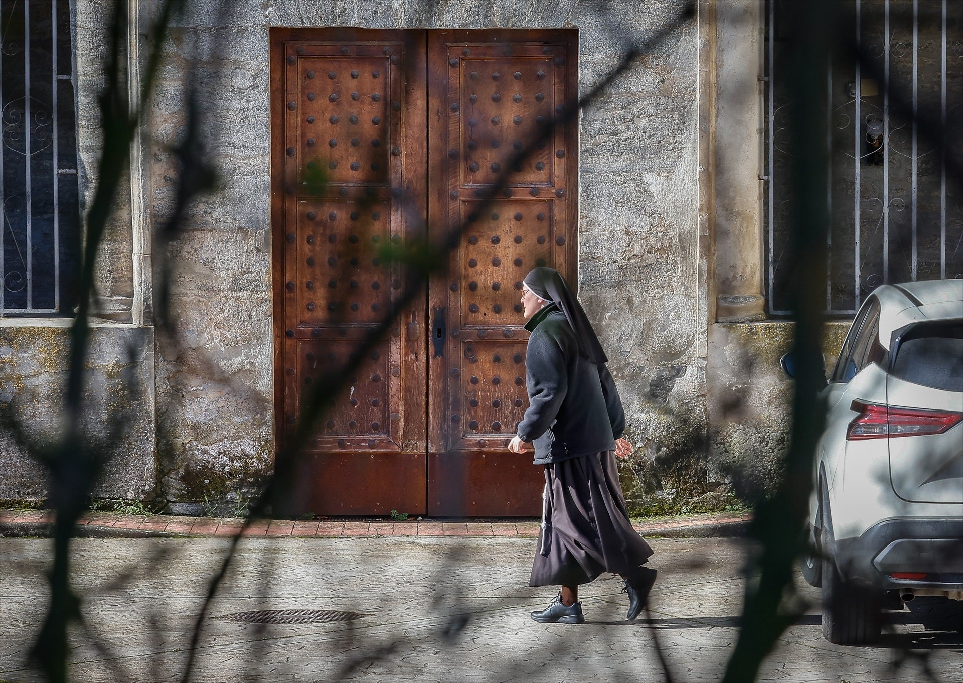 Una de las exmonjas de Belorado se enzarza con un periodista a la salida del monasterio: "No te doy una torta por respeto" Una de las exmonjas de Belorado se enzarza con un periodista a la salida del monasterio: "No te doy una torta por respeto"