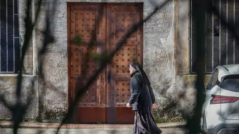 Una de las exmonjas de Belorado se enzarza con un periodista a la salida del monasterio: "No te doy una torta por respeto" Una de las exmonjas de Belorado se enzarza con un periodista a la salida del monasterio: "No te doy una torta por respeto"