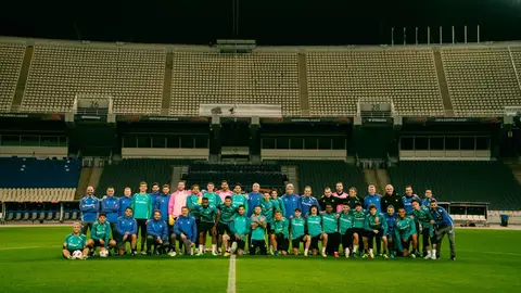 La plantilla del Betis posa en el Estadio Olímpico de Atenas. La plantilla del Betis posa en el Estadio Olímpico de Atenas.