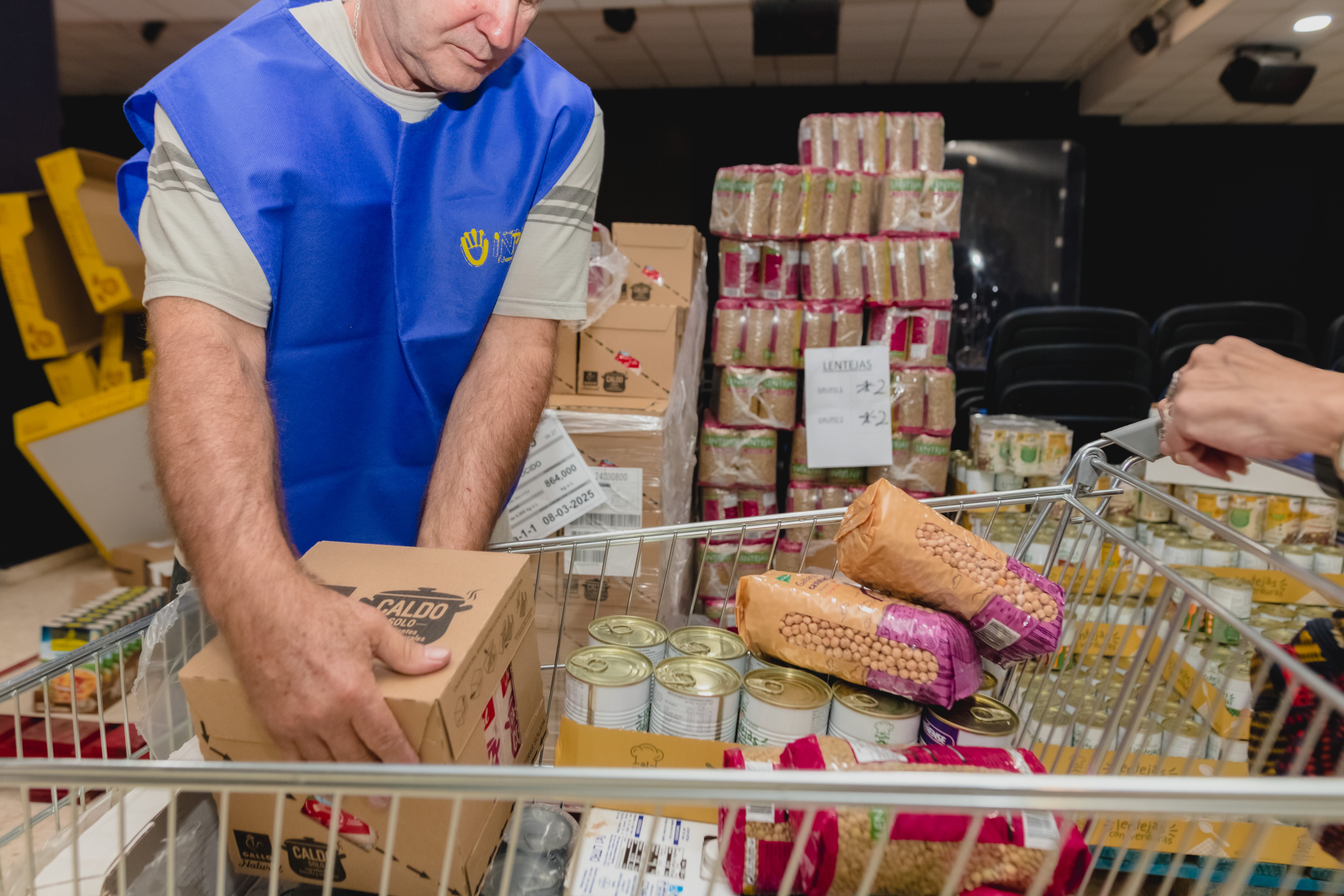 INPAVI Málaga organiza un reparto de alimento y ropa para ayudar a casi 300 familias en situación de vulnerabilidad social INPAVI Málaga organiza un reparto de alimento y ropa para ayudar a casi 300 familias en situación de vulnerabilidad social
