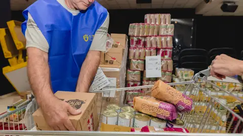 INPAVI Málaga organiza un reparto de alimento y ropa para ayudar a casi 300 familias en situación de vulnerabilidad social INPAVI Málaga organiza un reparto de alimento y ropa para ayudar a casi 300 familias en situación de vulnerabilidad social