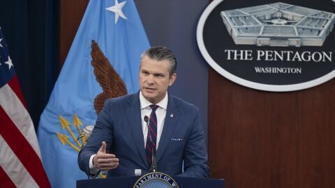 secretario de Defensa de EE.UU., Pete Hegseth, responde a una pregunta durante una rueda de prensa junto al jefe del Estado Mayor Conjunto