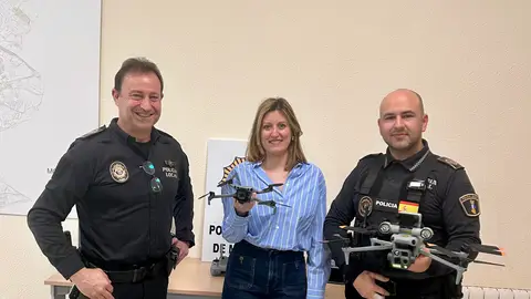 Agentes de la Policía Local de Monóvar y la concejala Amparo Maestre con los drones. Agentes de la Policía Local de Monóvar y la concejala Amparo Maestre con los drones.