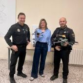 Agentes de la Policía Local de Monóvar y la concejala Amparo Maestre con los drones.