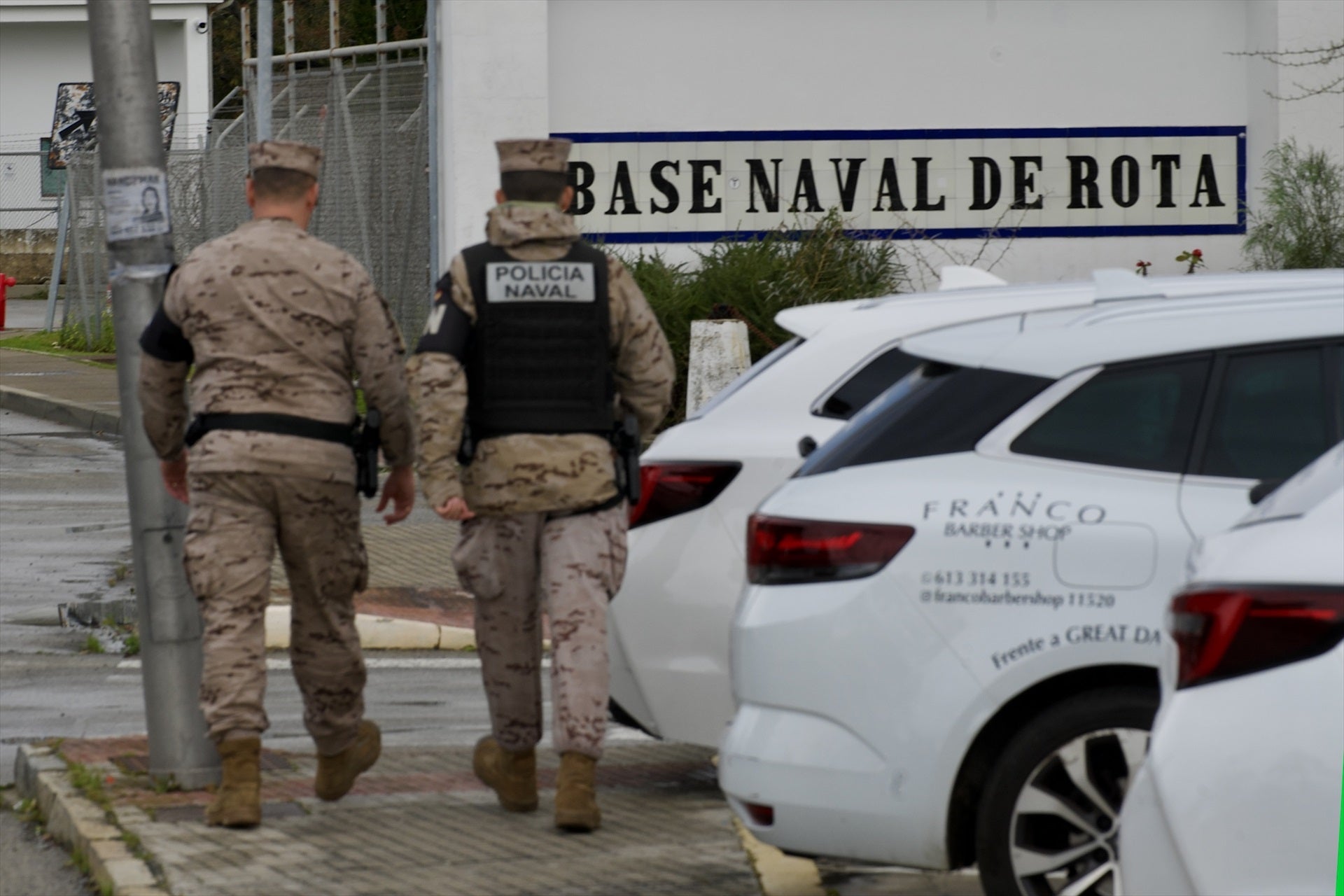Imagen de dos militares entrando a la Base Naval de Rota Imagen de dos militares entrando a la Base Naval de Rota