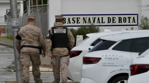 Imagen de dos militares entrando a la Base Naval de Rota Imagen de dos militares entrando a la Base Naval de Rota