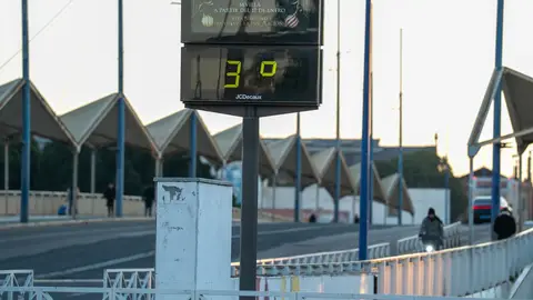 Un termómetro urbano marca 3 grados en el Puente del Cachorro, en una foto de archivo Un termómetro urbano marca 3 grados en el Puente del Cachorro, en una foto de archivo
