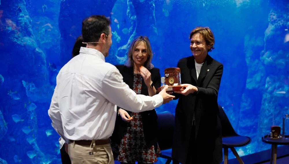 La alcaldesa de Gijón entrega el Premio Luz Verde Asturias al responsable de "La Newyorkina" La alcaldesa de Gijón entrega el Premio Luz Verde Asturias al responsable de "La Newyorkina"