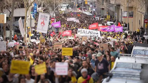 La manifestació a Barcelona de la vaga de l'11 de febrer La manifestació a Barcelona de la vaga de l'11 de febrer