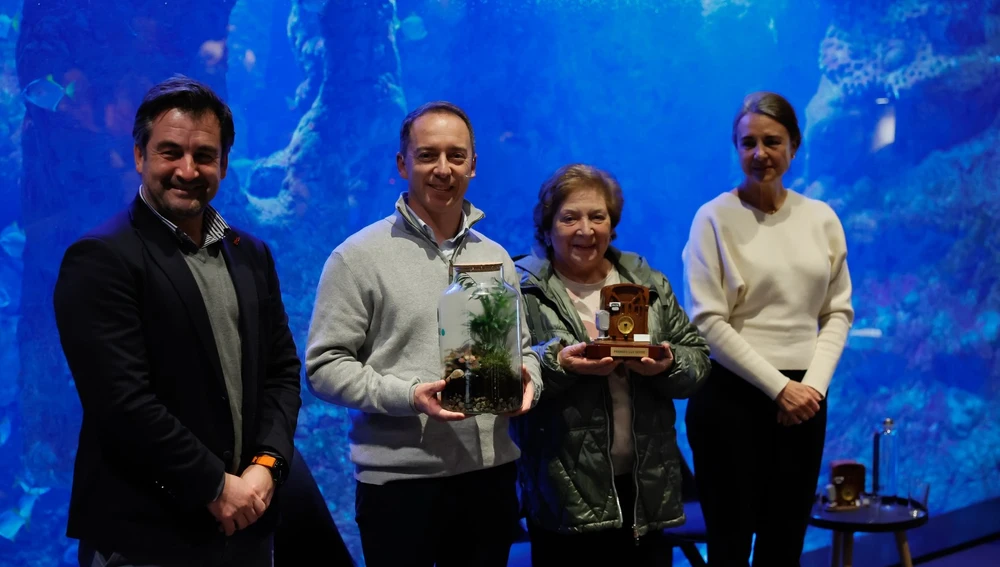 Representantes de Los Caserinos reciben el accésit del Premio Luz Verde Asturias Representantes de Los Caserinos reciben el accésit del Premio Luz Verde Asturias