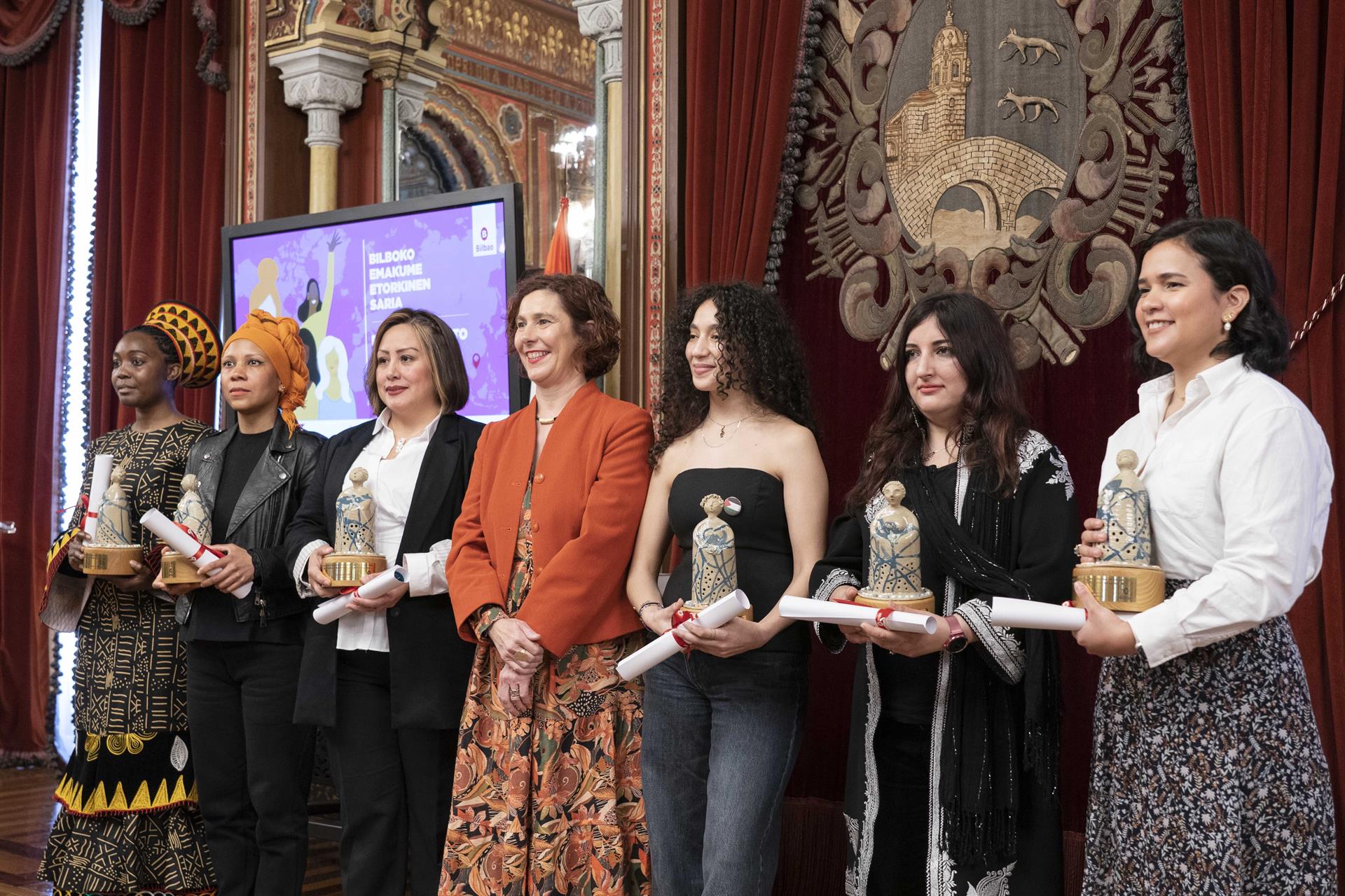 Bilbao reconoce a seis mujeres de origen migrante por su "aportación a la vida social, económica y cultural de la Villa" Bilbao reconoce a seis mujeres de origen migrante por su "aportación a la vida social, económica y cultural de la Villa"