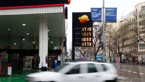 Precios de los distintos tipos de gasolina y gasoil anunciados en una gasolinera de Madrid Precios de los distintos tipos de gasolina y gasoil anunciados en una gasolinera de Madrid