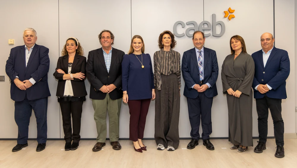 José Antonio Roselló, tercero por la derecha, con la nueva junta directiva de CAEB José Antonio Roselló, tercero por la derecha, con la nueva junta directiva de CAEB