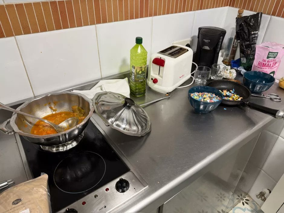 "Se han llevado hasta la vajilla": así ha quedado el convento de Belorado tras la huida nocturna de las monjas cismáticas "Se han llevado hasta la vajilla": así ha quedado el convento de Belorado tras la huida nocturna de las monjas cismáticas