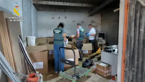 Agentes de la Guardia Civil en el operativo contra la red de contrabando. Agentes de la Guardia Civil en el operativo contra la red de contrabando.
