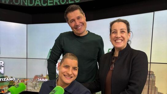 Roque Star junto a su madre y Jaime Cantizano