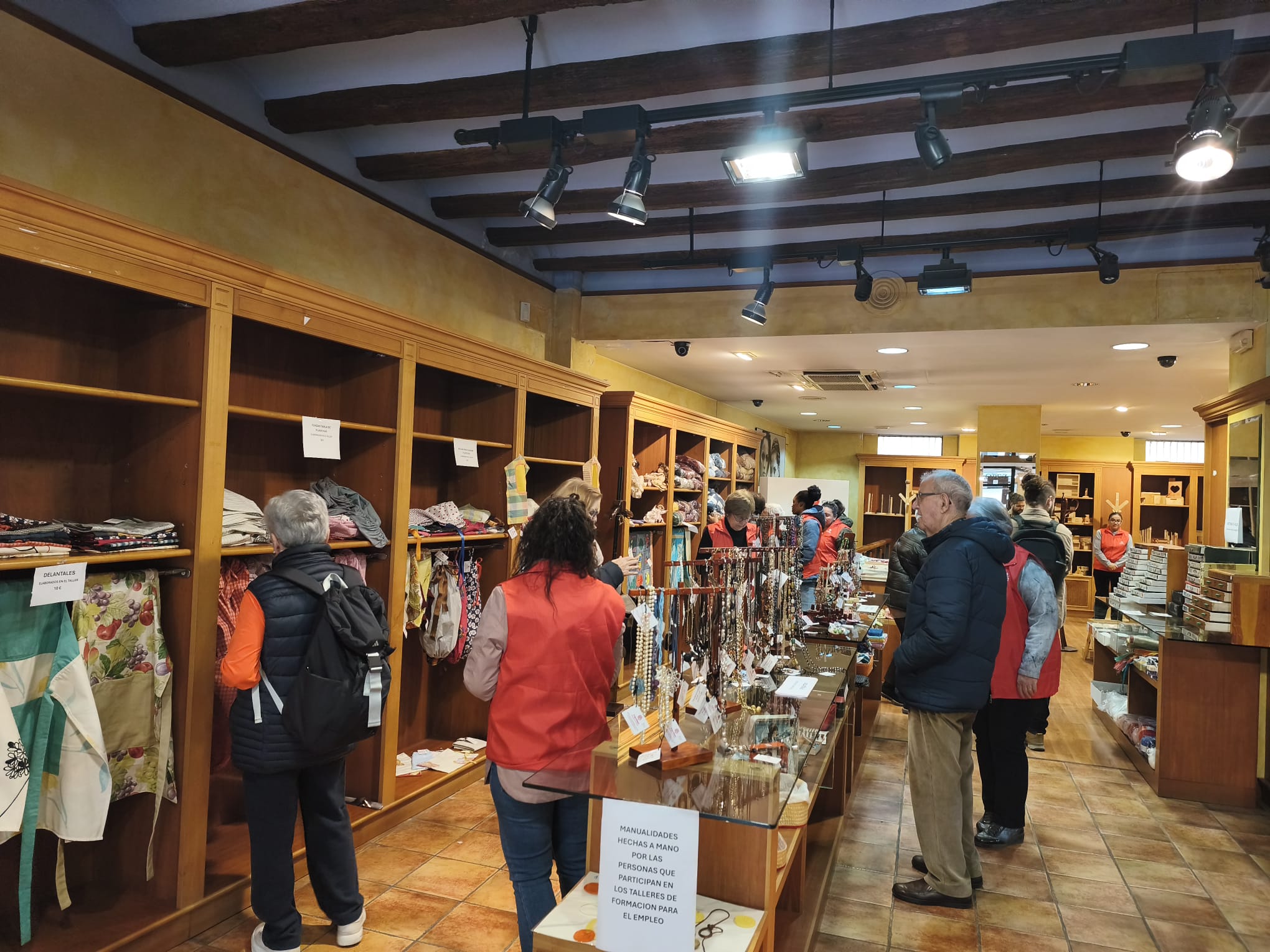 Carpintería y productos textiles de los talleres prelaborales de Cáritas a la venta en un rastrillo solidario Carpintería y productos textiles de los talleres prelaborales de Cáritas a la venta en un rastrillo solidario