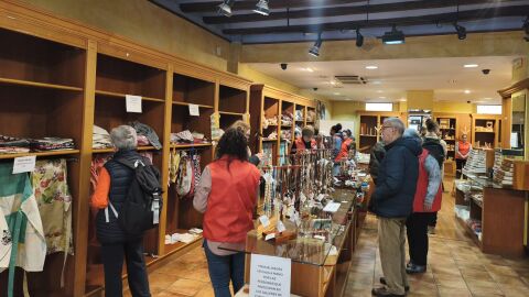 Carpinter&iacute;a y productos textiles de los talleres prelaborales de C&aacute;ritas a la venta en un rastrillo solidario