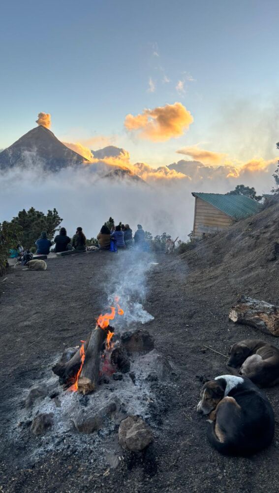 Campamento frente al volcán de Fuego