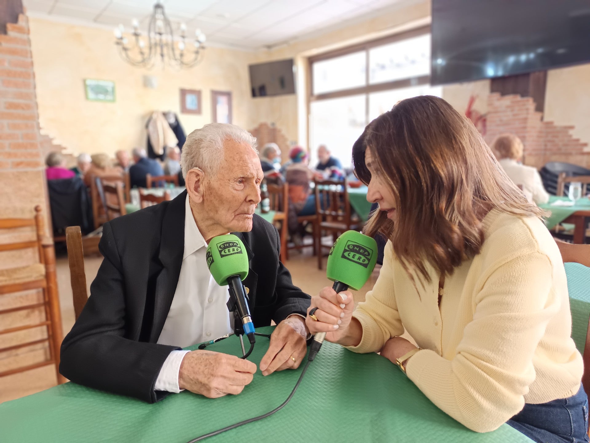 Jesús Juan Sánchez Alcaina cumple cien años rodeado por sus compañeros de la Coral del Polivalente de Carrús: "La música me da vida" Jesús Juan Sánchez Alcaina cumple cien años rodeado por sus compañeros de la Coral del Polivalente de Carrús: "La música me da vida"
