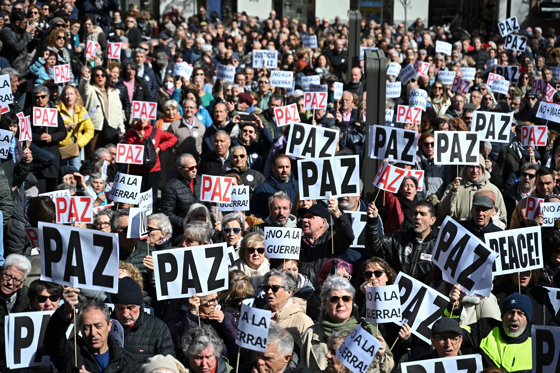España sale a la calle contra la guerra en Irán: "Está destruyendo el mundo" España sale a la calle contra la guerra en Irán: "Está destruyendo el mundo"