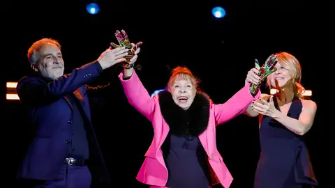 Foto de archivo. La actriz Gemma Cuervo acompañada por sus hijos Fernando y Cayetana Foto de archivo. La actriz Gemma Cuervo acompañada por sus hijos Fernando y Cayetana