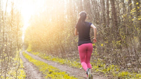 Imagen de archivo de una mujer corriendo. 