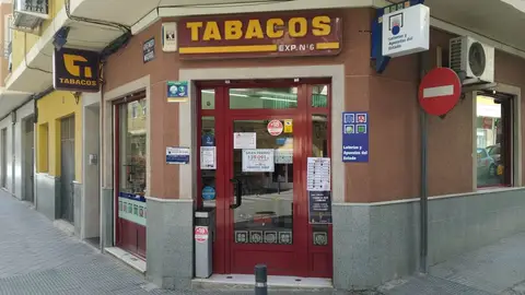 Estanco de Aspe en el que se ha validado el boleto de El Millón en el sorteo de EuroMillones. Estanco de Aspe en el que se ha validado el boleto de El Millón en el sorteo de EuroMillones.