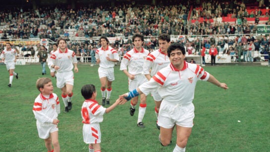 Diego Armando Maradona durante un partido con el Sevilla