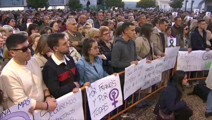 Cientos de vecinos de Hornachos guardan cinco minutos de silencio en memoria de Francisca Cadenas y reclaman justicia Cientos de vecinos de Hornachos guardan cinco minutos de silencio en memoria de Francisca Cadenas y reclaman justicia