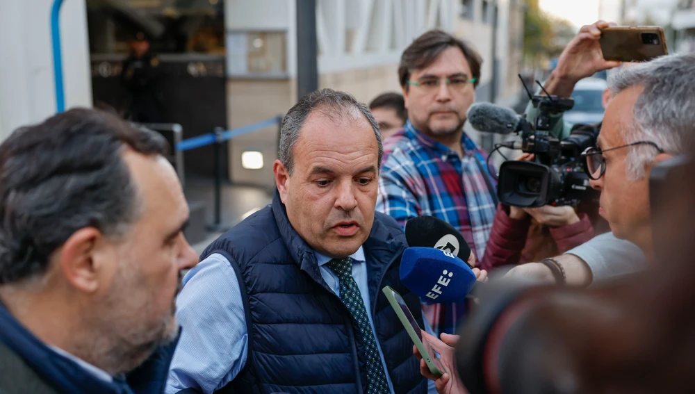 Carlos Baño tras salir de la Comisaría Carlos Baño tras salir de la Comisaría