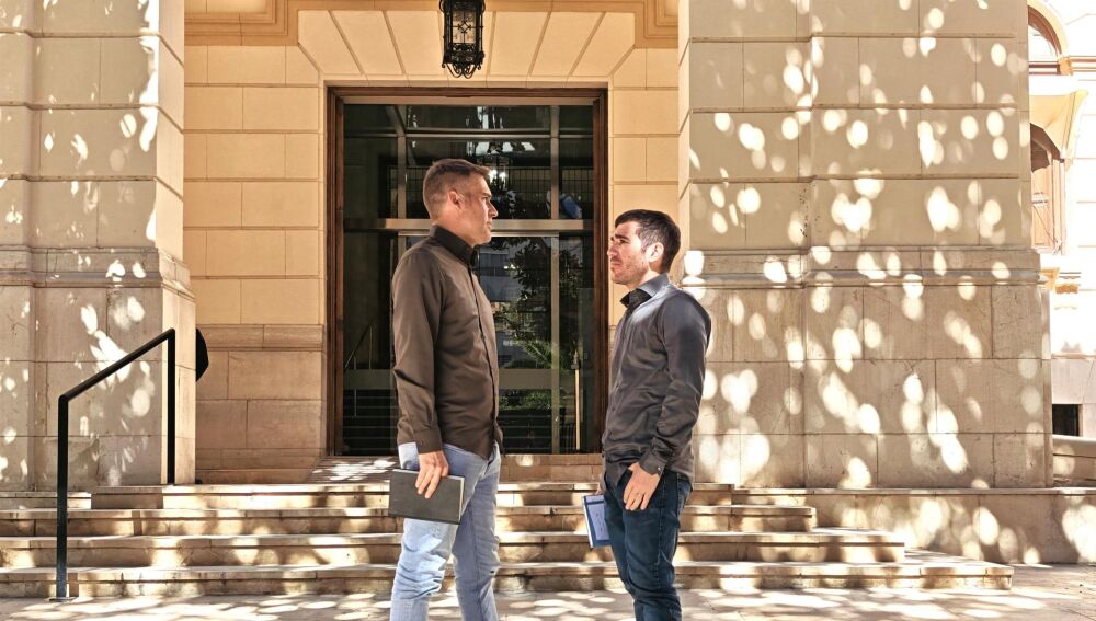 Gerard Fullana y Ximo Perles en las puertas de la Dipuiación de Alicante