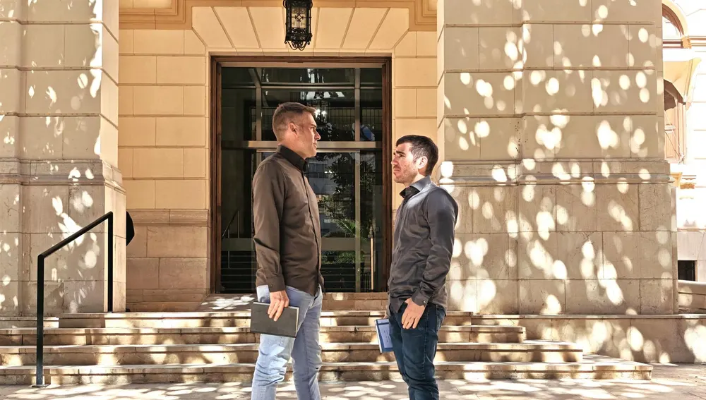 Gerard Fullana y Ximo Perles en las puertas de la Dipuiación de Alicante Gerard Fullana y Ximo Perles en las puertas de la Dipuiación de Alicante