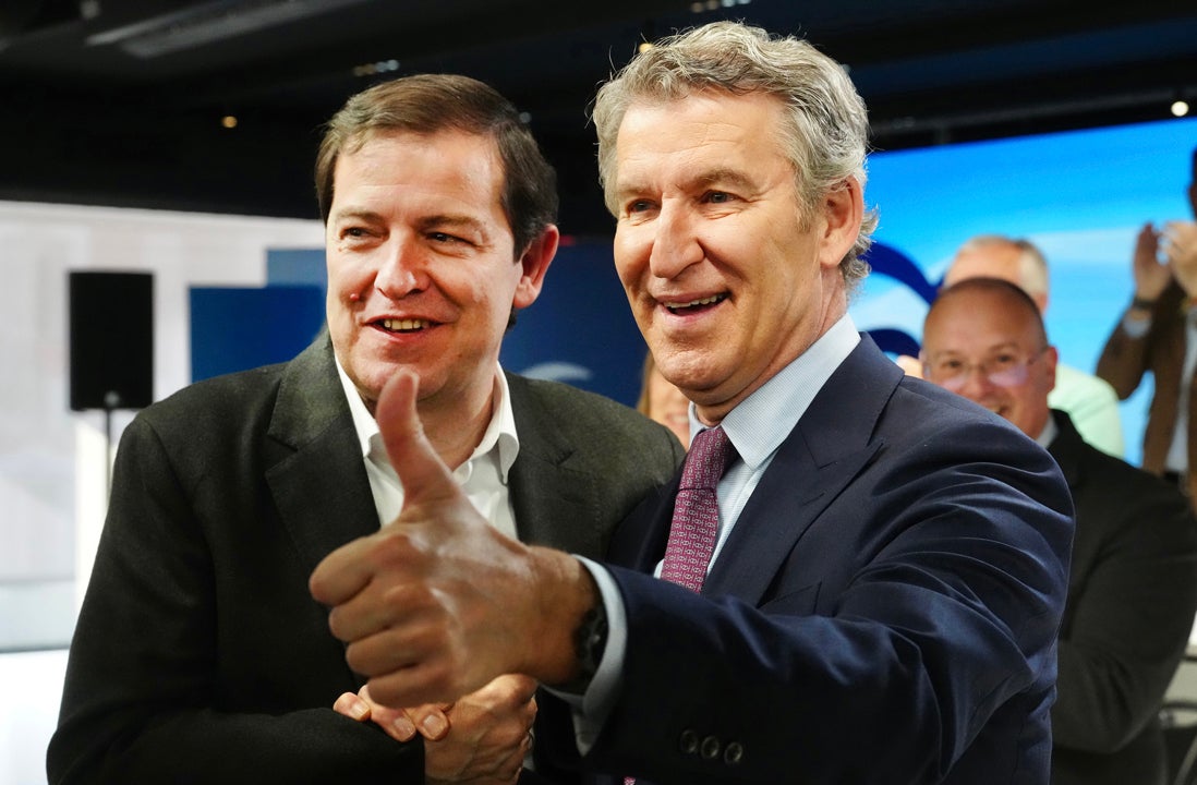 El presidente del PP, Alberto Núñez Feijóo (d), junto al presidente en funciones de Castilla y León, Alfonso Fernández Mañueco El presidente del PP, Alberto Núñez Feijóo (d), junto al presidente en funciones de Castilla y León, Alfonso Fernández Mañueco