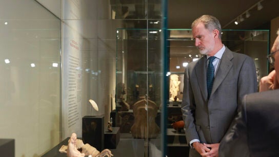 El rey Felipe VI durante una visita al Museo Arqueol&oacute;gico Nacional. 