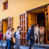 Niños y niñas entrando en el teatro