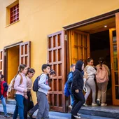 Niños y niñas entrando en el teatro Niños y niñas entrando en el teatro
