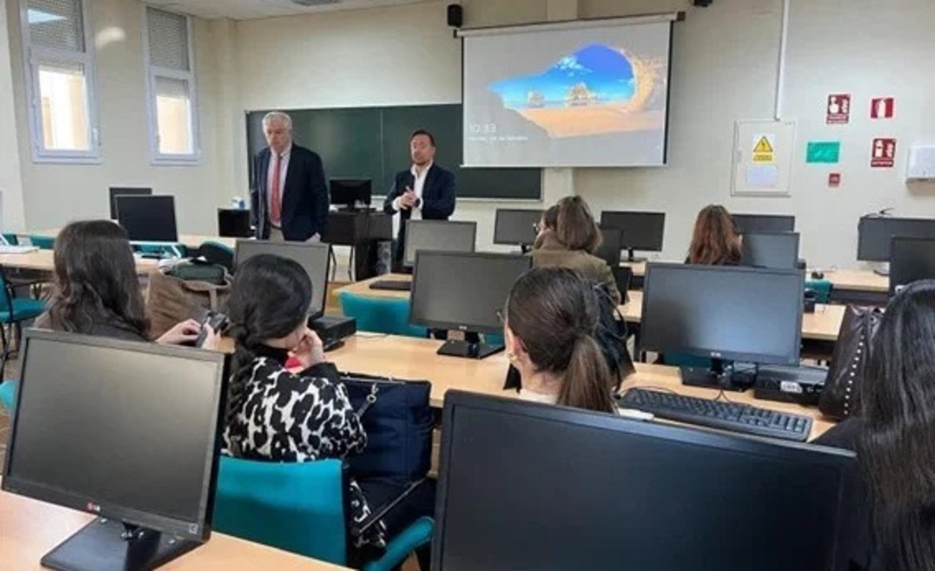 La UEx retoma diversas actividades para acercar el mundo empresarial al alumnado La UEx retoma diversas actividades para acercar el mundo empresarial al alumnado