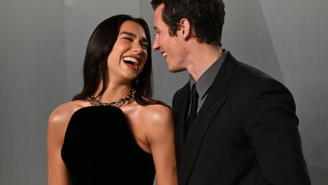 Dua Lipa y Callum Turner en la fiesta Vanity Fair de los Premios Oscar 2026