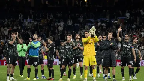Los jugadores del Elche aplauden a la afición franjiverde en el Santiago Bernabéu. Los jugadores del Elche aplauden a la afición franjiverde en el Santiago Bernabéu.