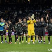 Los jugadores del Elche aplauden a la afición franjiverde en el Santiago Bernabéu.