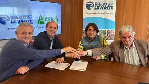 Firma del convenio entre Asaja Alicante y Riegos de Levante. Firma del convenio entre Asaja Alicante y Riegos de Levante.