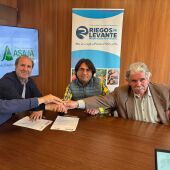 Firma del convenio entre Asaja Alicante y Riegos de Levante. 